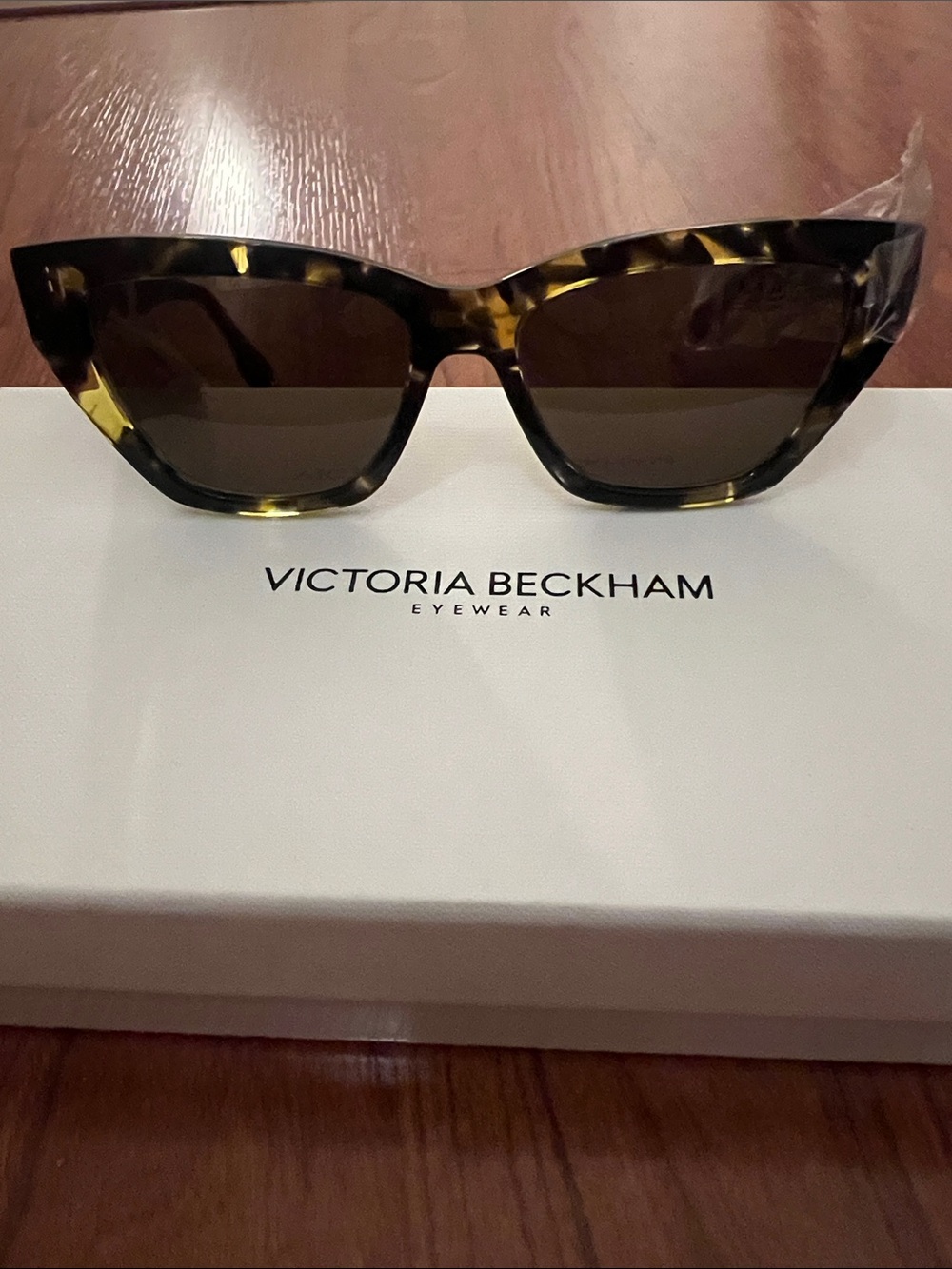 NWT Victoria Beckham Cateye Sunglasses with case and box